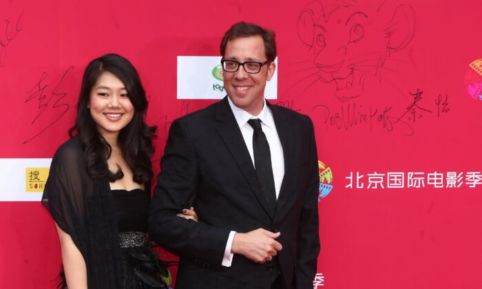 2011 年 4 月 23 日，美国导演 Rob Minkoff 和他的妻子 Crystal Kung Minkoff 在中国北京的中国国家大剧院抵达首届北京国际电影节的红地毯。（视觉中国组来自 Getty Images）