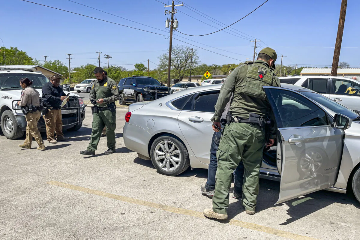 Border Patrol agents pick up four illegal aliens from Mexico after local deputies intercept their smuggling vehicle, in Brackettville, Texas, on April 8, 2022. (Charlotte Cuthbertson/The Epoch Times)