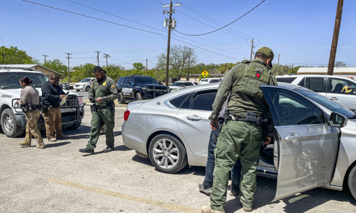 Smugglers Hiring American Teens to Drive Illegal Migrants From Mexico Border