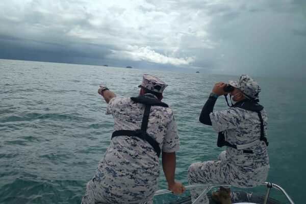 Malaysia MThis photo released by the Malaysian Maritime Enforcement Agency (MMEA) on Friday, April 8, 2022, shows search and rescue operation for foreign divers off the coast of Johor's Mersing, Malaysia. Two Europeans who disappeared during a dive last week have been rescued by fishermen, Malaysian authorities said Saturday, with the search operation now focused on finding a 14-year-old Dutch teen who remained missing. (Malaysian Maritime Enforcement Agency via AP )issing Divers