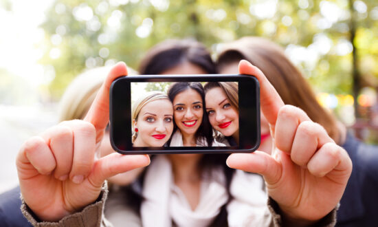 Do You Really Need That Nose Job? Selfies Distort Facial Features, Study Shows