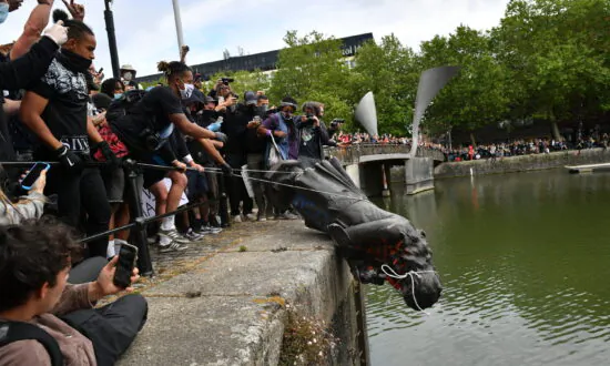 Government Guidance to Ensure Statues of Historic Figures Are Kept in Place