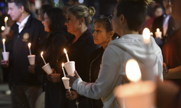 2022 年 4 月 4 日，人们参加在加利福尼亚州萨克拉门托的 Ali Youssefi 广场举行的致命枪击事件受害者烛光守夜活动。（Jose Carlos Fajardo/湾区新闻组通过美联社）