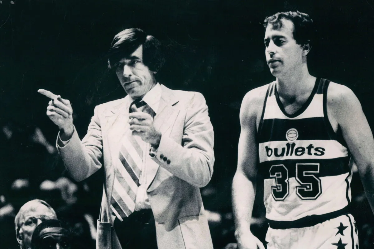 Baltimore Bullets coach Gene Shue motions to the bench, at right is Bullets' Kevin Grevey (35) in this 1980 photo. (Irving H. Phillips Jr./The Baltimore Sun via AP)
