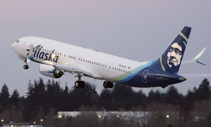 2021 年 3 月 1 日，波音 737-9 Max 飞机上的第一架阿拉斯加航空公司客机从西雅图的西雅图-塔科马国际机场飞往圣地亚哥。（Ted S. Warren/美联社照片）