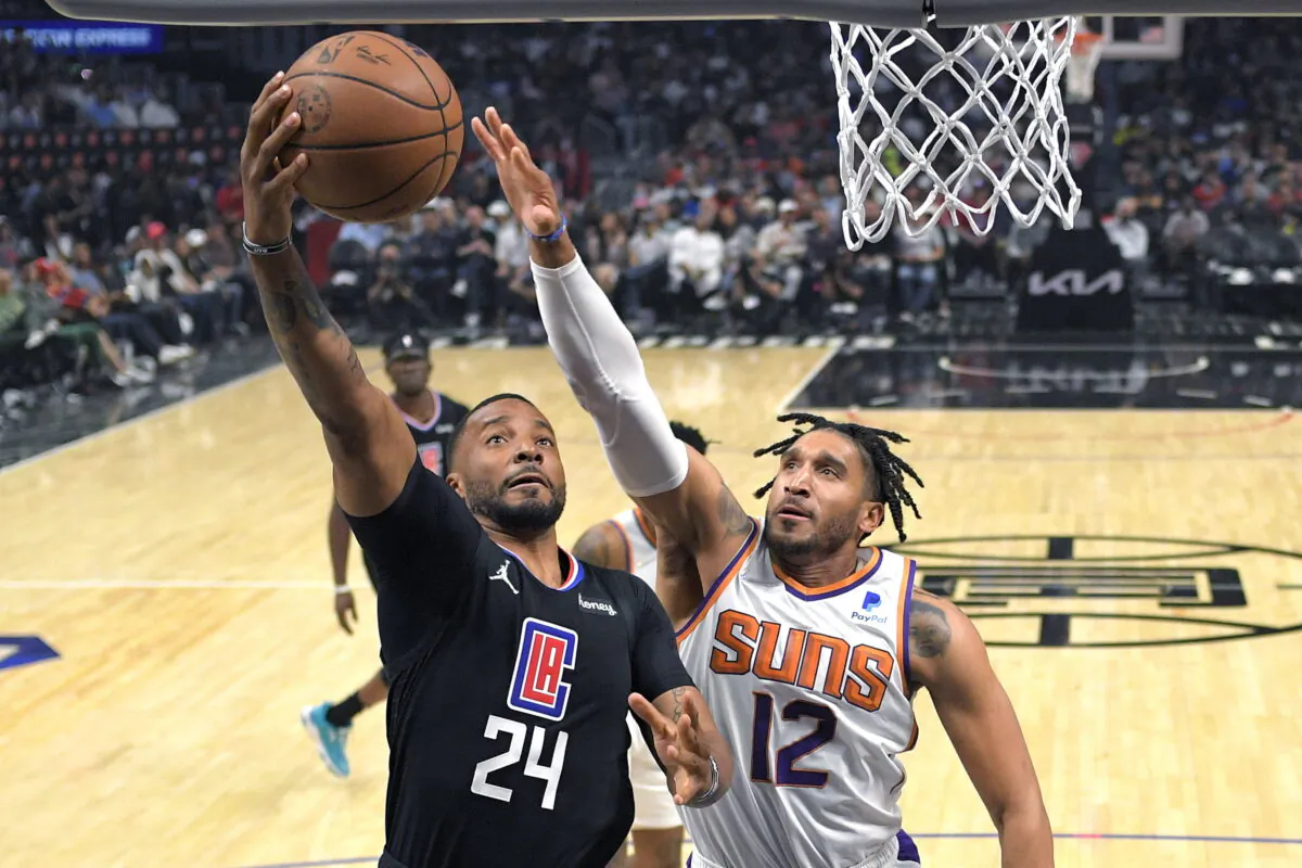 Los Angeles Clippers forward Norman Powell (L) shoots as Phoenix Suns forward Ish Wainright defends, during the first half of an NBA basketball game in Los Angeles, on April 6, 2022. (Mark J. Terrill/AP Photo)