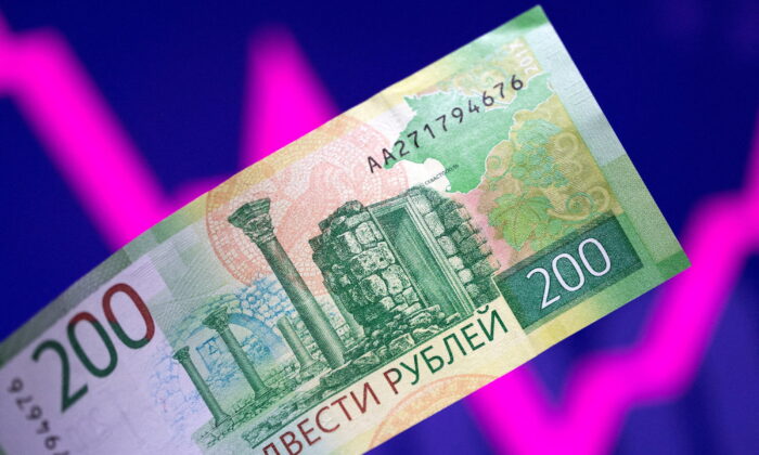 在这张于 2022 年 3 月 1 日拍摄的插图中，一张俄罗斯卢布钞票出现在股票下跌和上涨图表的前面。（Dado Ruvic/Illustration/Reuters）