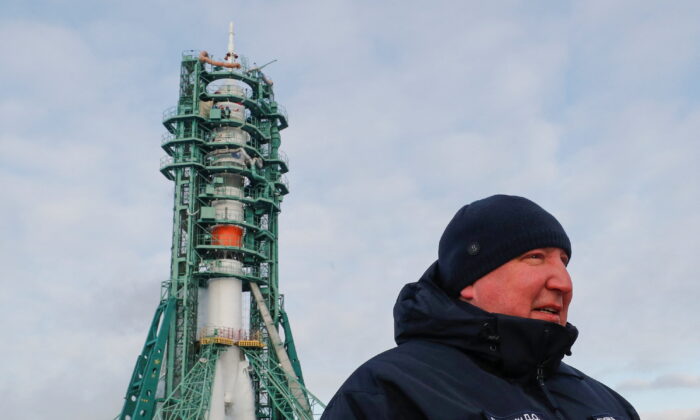 2021 年 12 月 8 日，在哈萨克斯坦拜科努尔航天发射场，Roscosmos 总干事德米特里·罗戈津站在联盟号 MS-20 航天器前。（Shamil Zhumatov/Pool/Reuters）