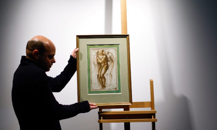 佳士得的员工安装图纸 "一个被两个人影包围的裸体年轻人（马萨乔之后）" 米开朗基罗·博纳罗蒂 (Michelangelo Buonarroti，1475–1564) 于 2022 年 4 月 5 日在巴黎佳士得拍卖行拍卖前。 (Gonzalo Fuentes/路透社)
