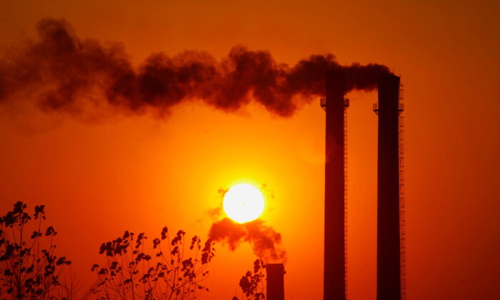 FILE PHOTO: Smoke spews from chimneys of an oil refinery in Nanjing, east China's Jiangsu province, December 28, 2006. REUTERS/Sean Yong 