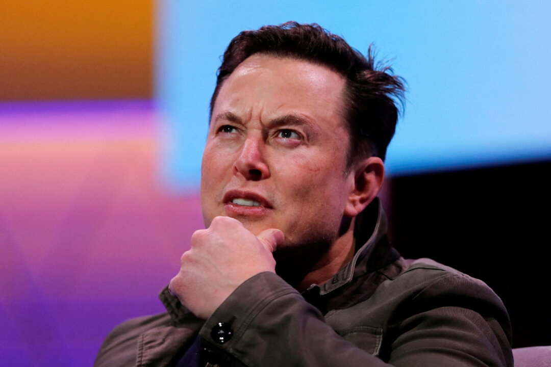 Musk Asks ‘Is Twitter Dying?’ in Cryptic Tweet After Devin Nunes Calls It a ‘Ghost Town’