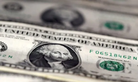 Dollar Nudges Lower as US Debt Ceiling Deal Dents Safe-Haven Appeal