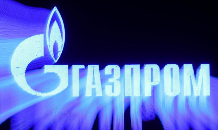 2022 年 3 月 31 日，在俄罗斯圣彼得堡的一个商业中心的外墙上可以看到 Gazprom 公司的标志。（路透社摄影师/路透社）