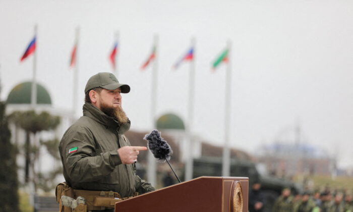 2022 年 2 月 25 日，车臣共和国总统拉姆赞·卡德罗夫在俄罗斯格罗兹尼发表声明，专门针对乌克兰的军事冲突向军人发表讲话。（Chingis Kondarov/路透社）