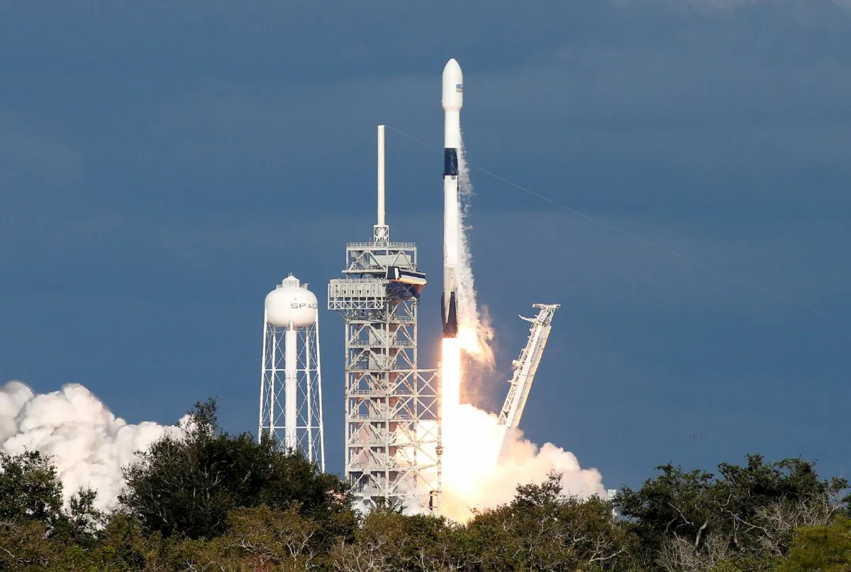 A SpaceX Falcon 9 rocket launches carrying a Qatari communications satellite from historic Launch Pad 39A at the Kennedy Space Center in Cape Canaveral, Fla., on Nov. 15, 2018. (Joe Skipper/Reuters)