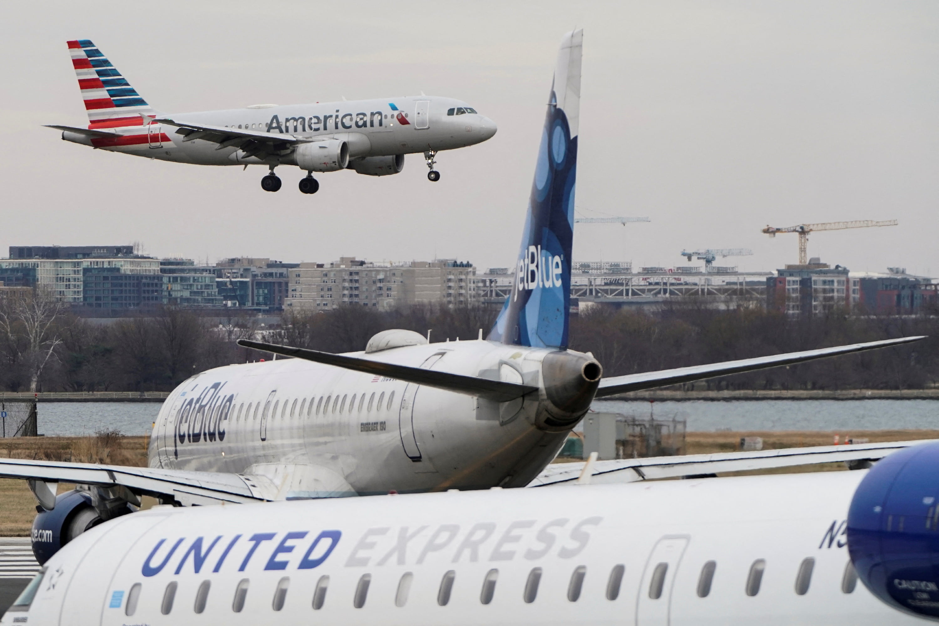 18 Major Airlines, FAA, and DOT to Be Sued Over COVID Vaccine Mandates - Vimarsana News