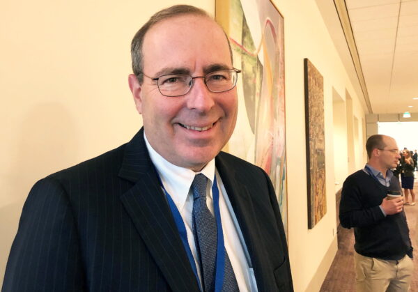 里士满联邦储备银行行长托马斯·巴金（Thomas Barkin）在达拉斯举行的达拉斯联储技术会议上休息时摆姿势
