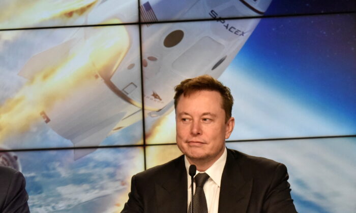 SpaceX 创始人兼首席工程师埃隆·马斯克于 2020 年 1 月 19 日出席在佛罗里达州卡纳维拉尔角肯尼迪航天中心举行的新闻发布会。(史蒂夫·内修斯/档案照片/路透社)