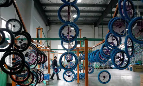 US Companies Load Up on Costly Inventories as New Supply Snarls Loom in China