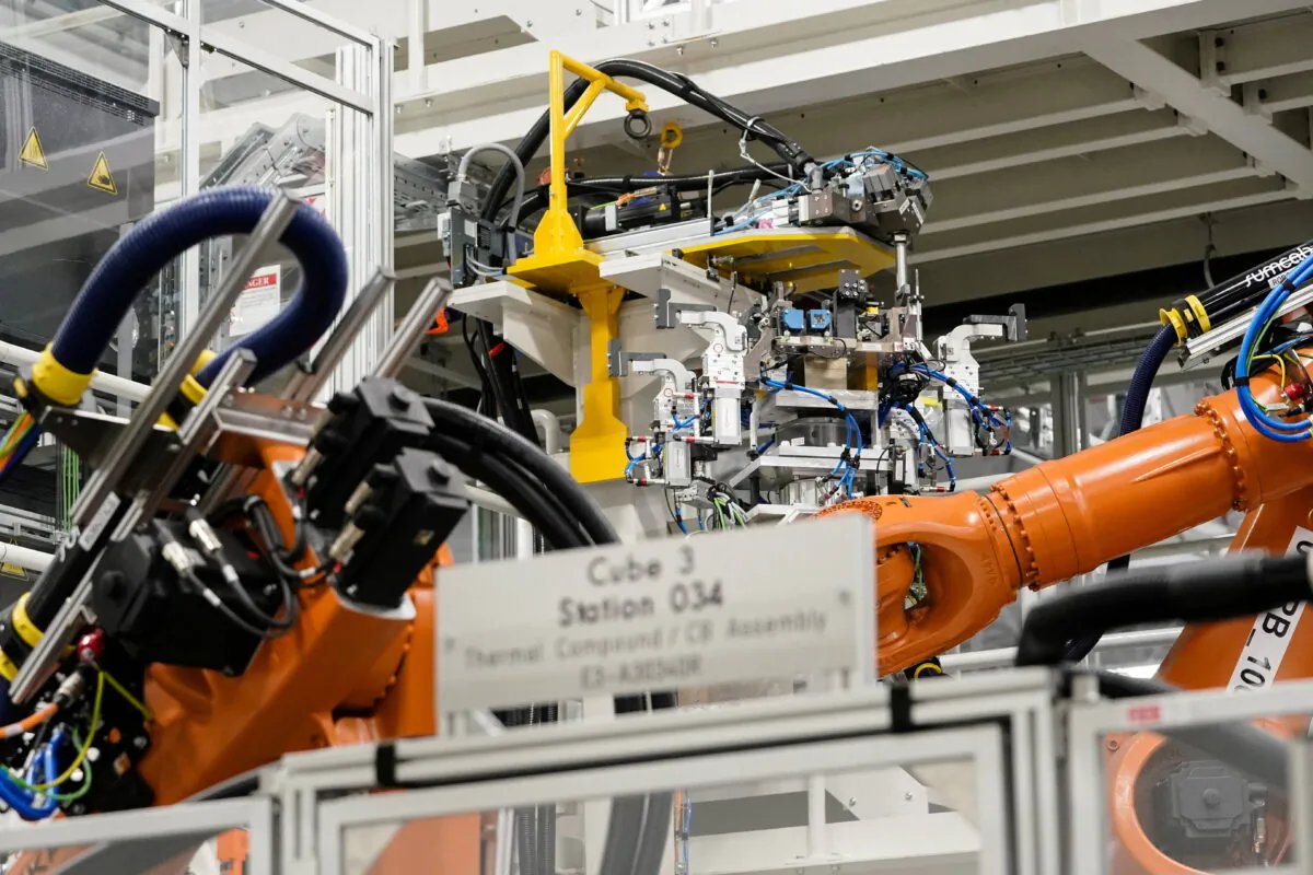 FILE PHOTO: Machines on a battery tray assembly line during a tour at the opening of a Mercedes-Benz electric vehicle Battery Factory, marking one of only seven locations producing batteries for their fully electric Mercedes-EQ models, in Woodstock, Alabama, U.S., March 15, 2022. (Reuters/Elijah Nouvelage/File Photo)
