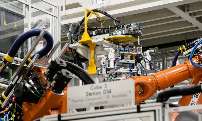 文件图片：在参观梅赛德斯-奔驰电动汽车电池工厂开幕期间电池托盘装配线上的机器，这是美国阿拉巴马州伍德斯托克的全电动梅赛德斯-EQ 车型仅有的七个生产电池的地点之一， 2022 年 3 月 15 日。（路透社/Elijah Nouvelage/档案照片）