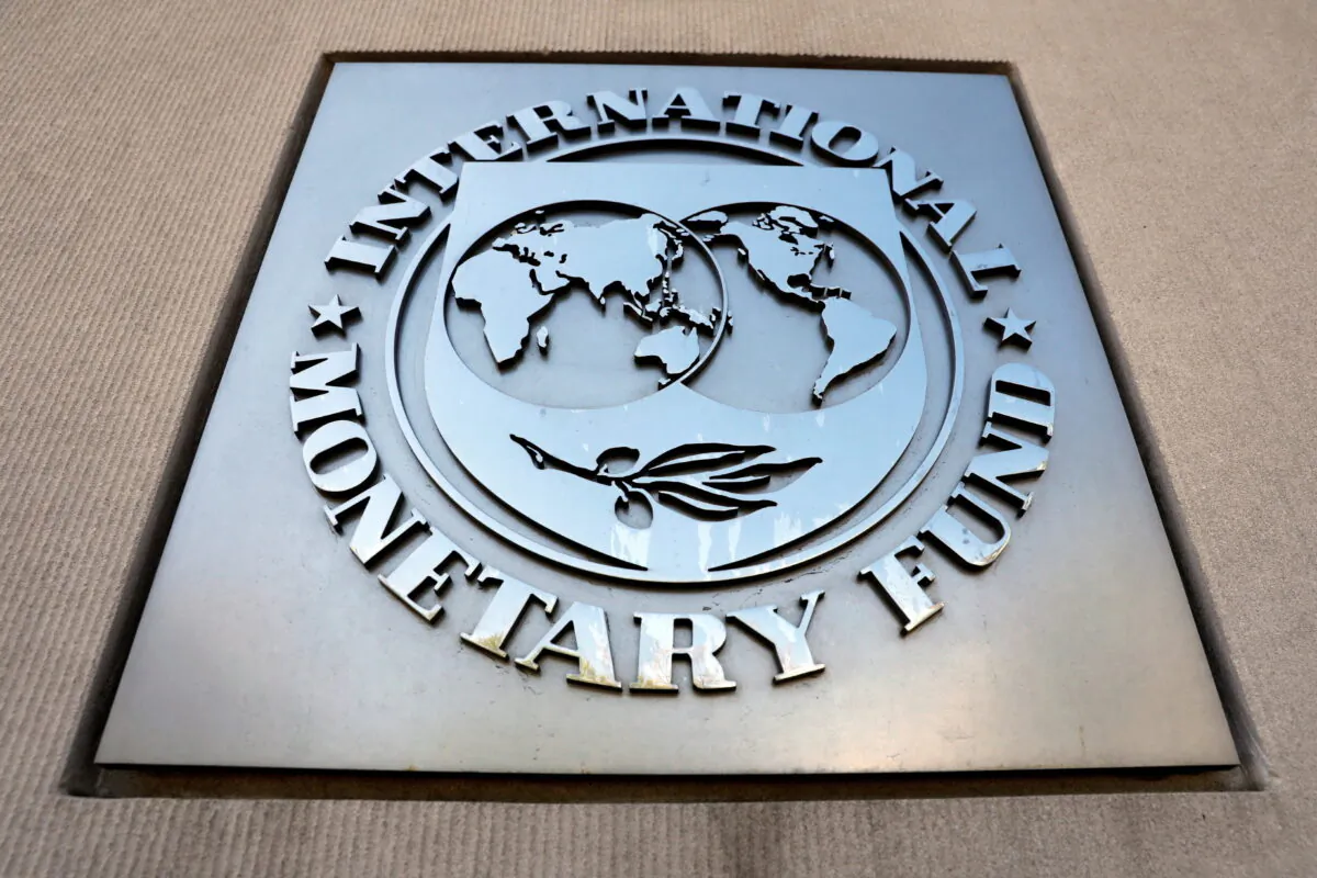 The International Monetary Fund logo outside the headquarters building during the IMF/World Bank spring meeting in Wash., on April 20, 2018. (Yuri Gripas/Reuters)