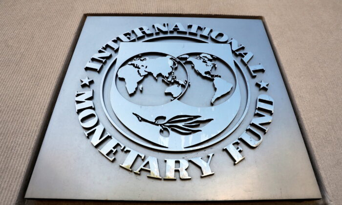 The International Monetary Fund logo outside the headquarters building during the IMF/World Bank spring meeting in Washington, on April 20, 2018. (Yuri Gripas/Reuters)