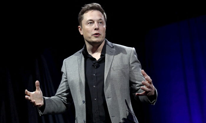 Tesla CEO Elon Musk speaks at an event in Hawthorne, Calif. on April 30, 2015. (Patrick T. Fallon/Reuters)
