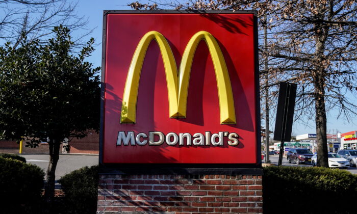 麦当劳餐厅的标志于 2022 年 1 月 27 日在弗吉尼亚州阿灵顿出现。（Joshua Roberts/路透社）