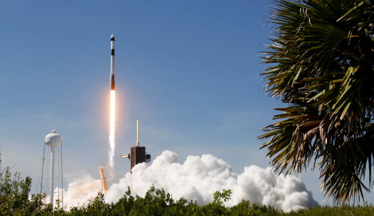 Axiom's four-man team lifts off, riding atop a SpaceX Falcon 9 rocket in the first private astronaut mission to the International Space Station, from NASA's Kennedy Space Center in Cape Canaveral, Fla., U.S. on April 8, 2022. (Steve Nesius/Reuters)