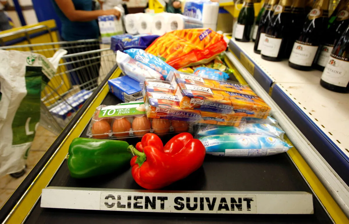 A customer pays for shopping at the cash register in a discount supermarket in Nice, southern France, on Oct. 16, 2008. (Eric Gaillard/Reuters)