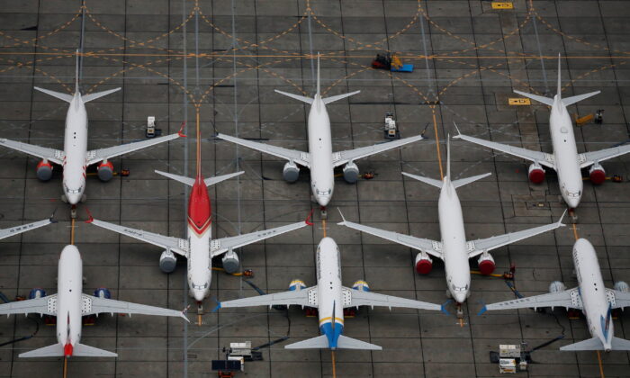 2020 年 11 月 17 日，停飞的波音 737 MAX 飞机停在华盛顿州摩西湖格兰特县国际机场的波音设施中。（Lindsey Wasson/路透社）