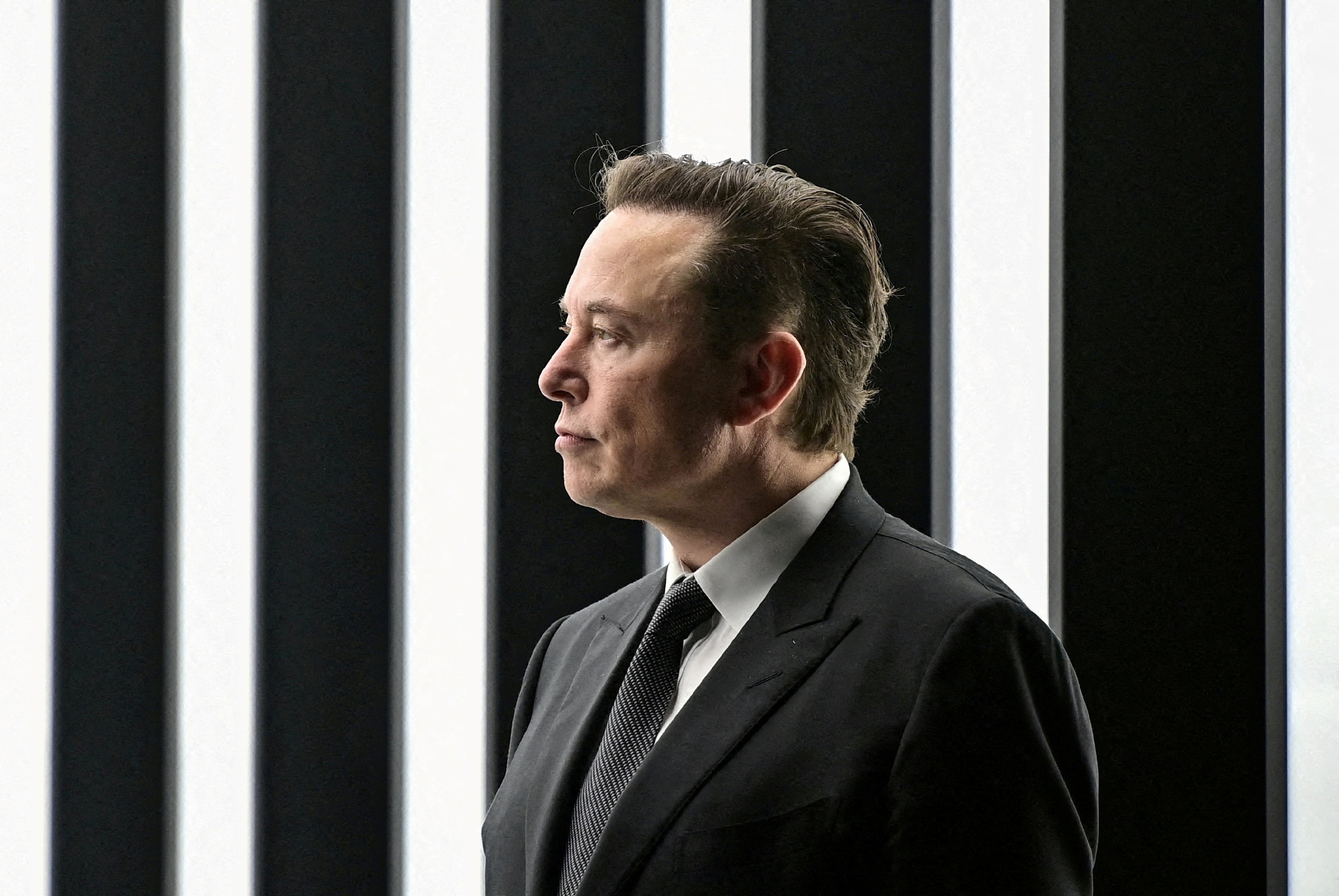 Elon Musk Wonders Why Vanity Fair Invited Ghislaine Maxwell to Party in 2014 - Vimarsana News