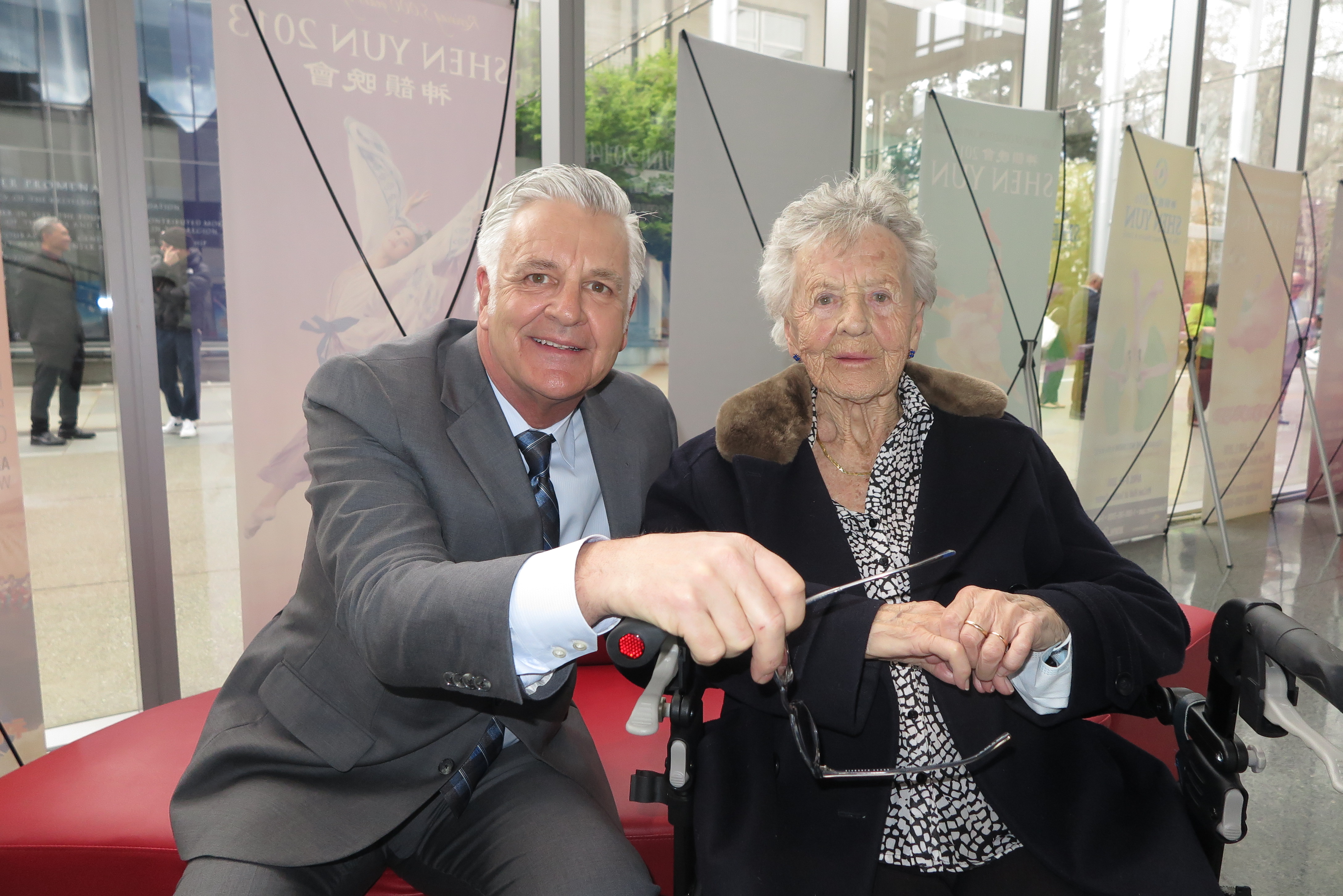 Dutch Family Applauds Shen Yun's Depiction of Courageous Chinese People - Vimarsana News