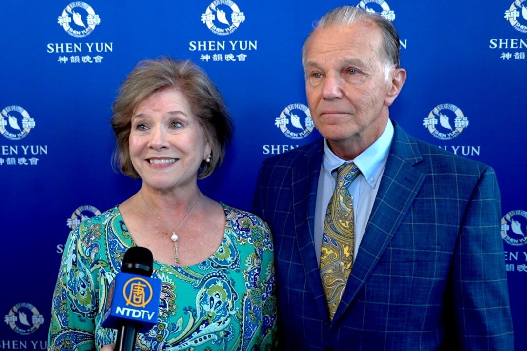 Leonard and Linda Kight at the April 9 Shen Yun performance in Baton Rouge. (NTD)