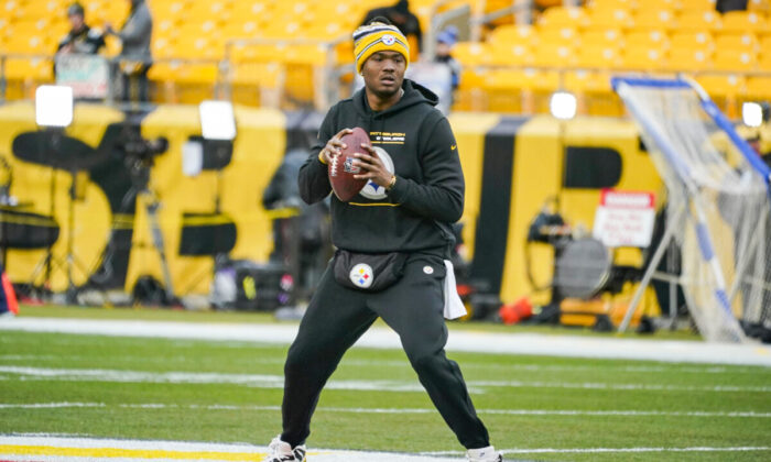 Pittsburgh Steelers quarterback Dwayne Haskins (3) warms up before an NFL football game against the Tennessee Titans in Pittsburgh on Dec. 19, 2021. (Gene J. Puskar/AP Photo)