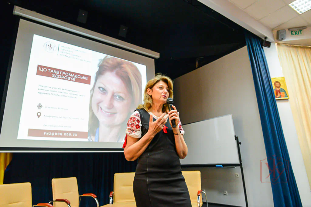 Dr Liz Paslawsky lecturing at the Ukrainian Catholic University in Lviv on "What is public health?"
(Provided to The Epoch Times).
