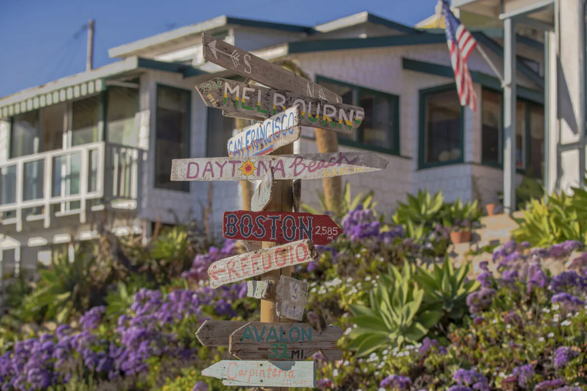 The rustic scenery of the Crystal Cove Historical District, built as a seaside colony between 1920 and 1940, where 14 individual cottages and 10 dorm-style cottages with private rooms can be rented in Newport Beach. (Allen J. Schaben/Los Angeles Times/TNS)