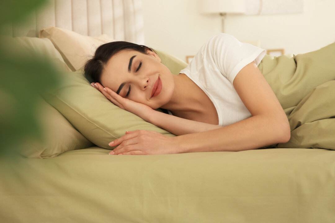 Maintaining regular daily living habits can help regulate the autonomic nerves and improve insomnia symptoms.(New Africa/Shutterstock)