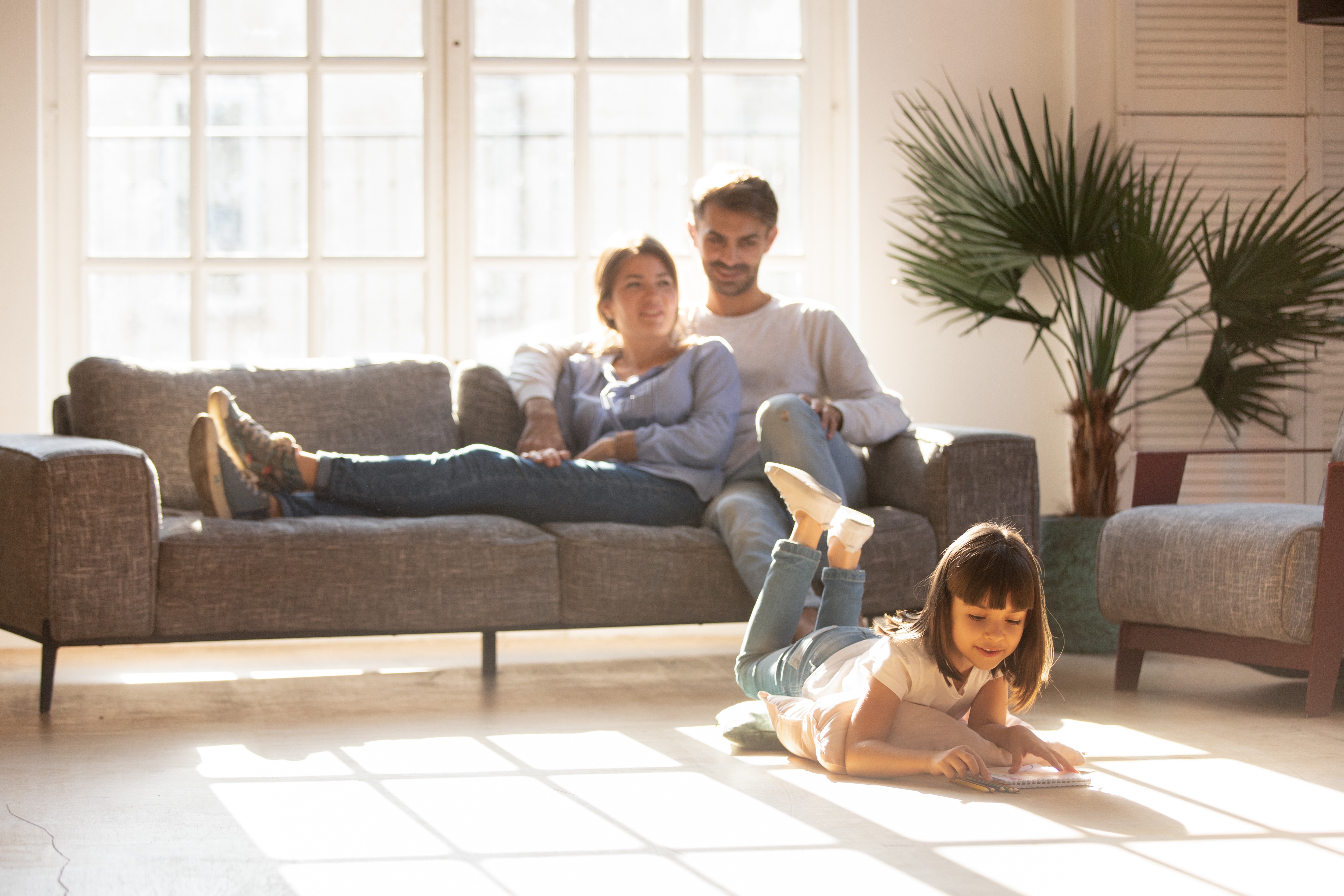 Watching their lives. Семья на диване. Счастливая семья на диване. Семейная фотосессия на диване. Диван для детей.