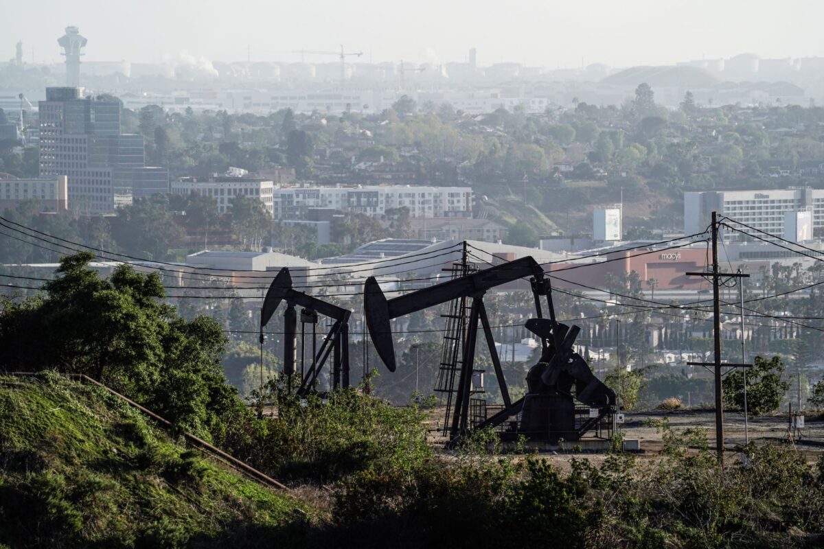NextImg:Oil Extends Gains on Kurdish Supply Risks, Banking Relief