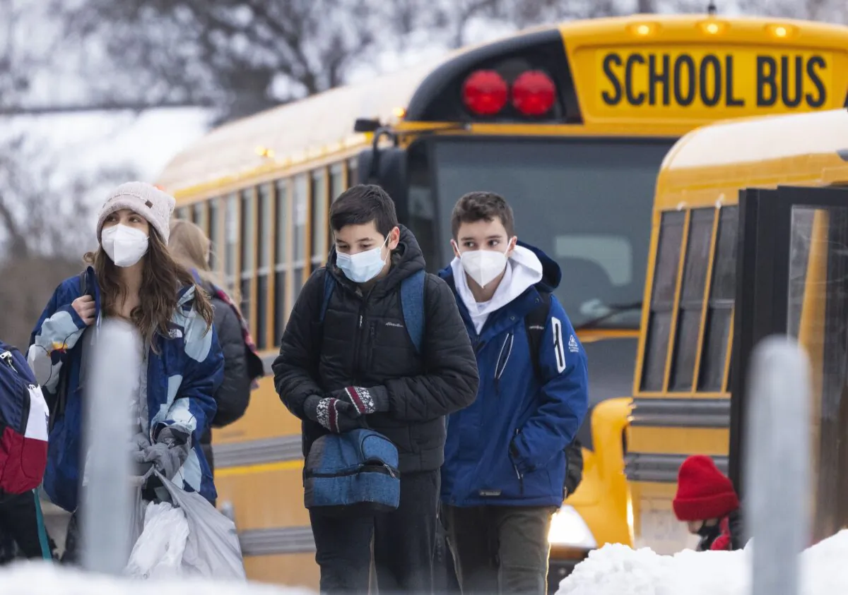 Students arrive at an elementary school in Mississauga, Ont., on Jan. 19, 2022. (Nathan Denette/The Canadian Press)