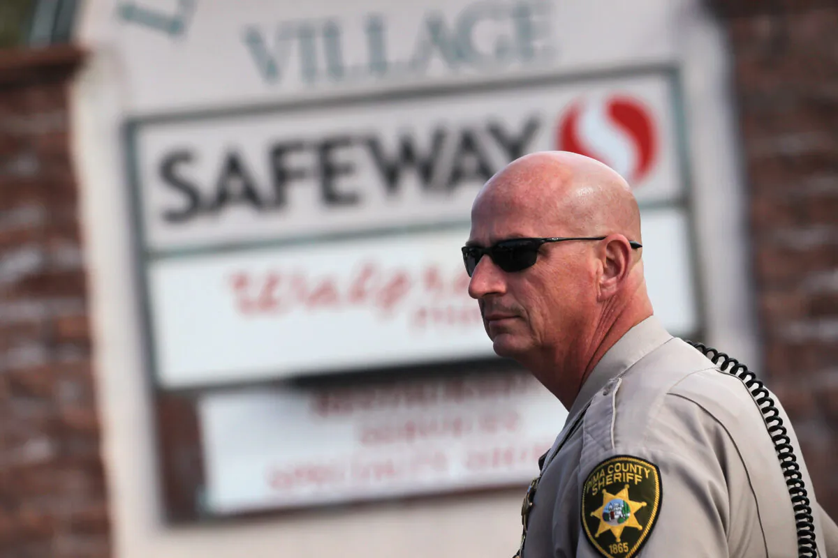 A sheriff's deputy stands in Tucson, Ariz., on Jan. 10, 2011. (John Moore/Getty Images)