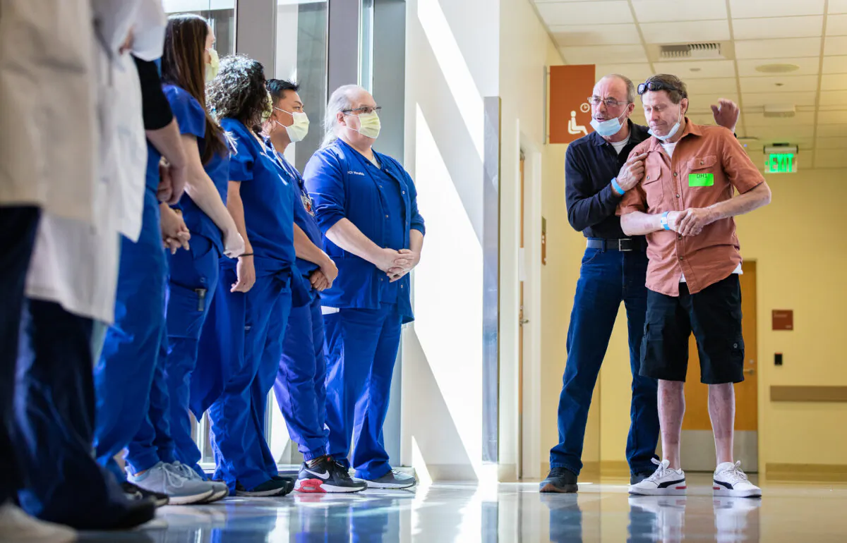 Burn victim Micheal Zimmer (R) joins his brother Ron in thanking his medical team at UCI Medical Center in Orange, Calif., on April 13, 2022. (John Fredricks/The Epoch Times)
