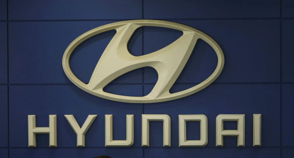 The logo of Hyundai Motor Co. at its dealership in Seoul, South Korea, on Oct. 22, 2015. (Kim Hong-Ji/Reuters)