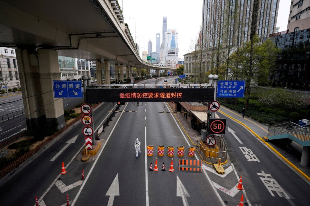 Shanghai Residents Clash With Police Over Neighborhood Quarantine Centers Under Construction