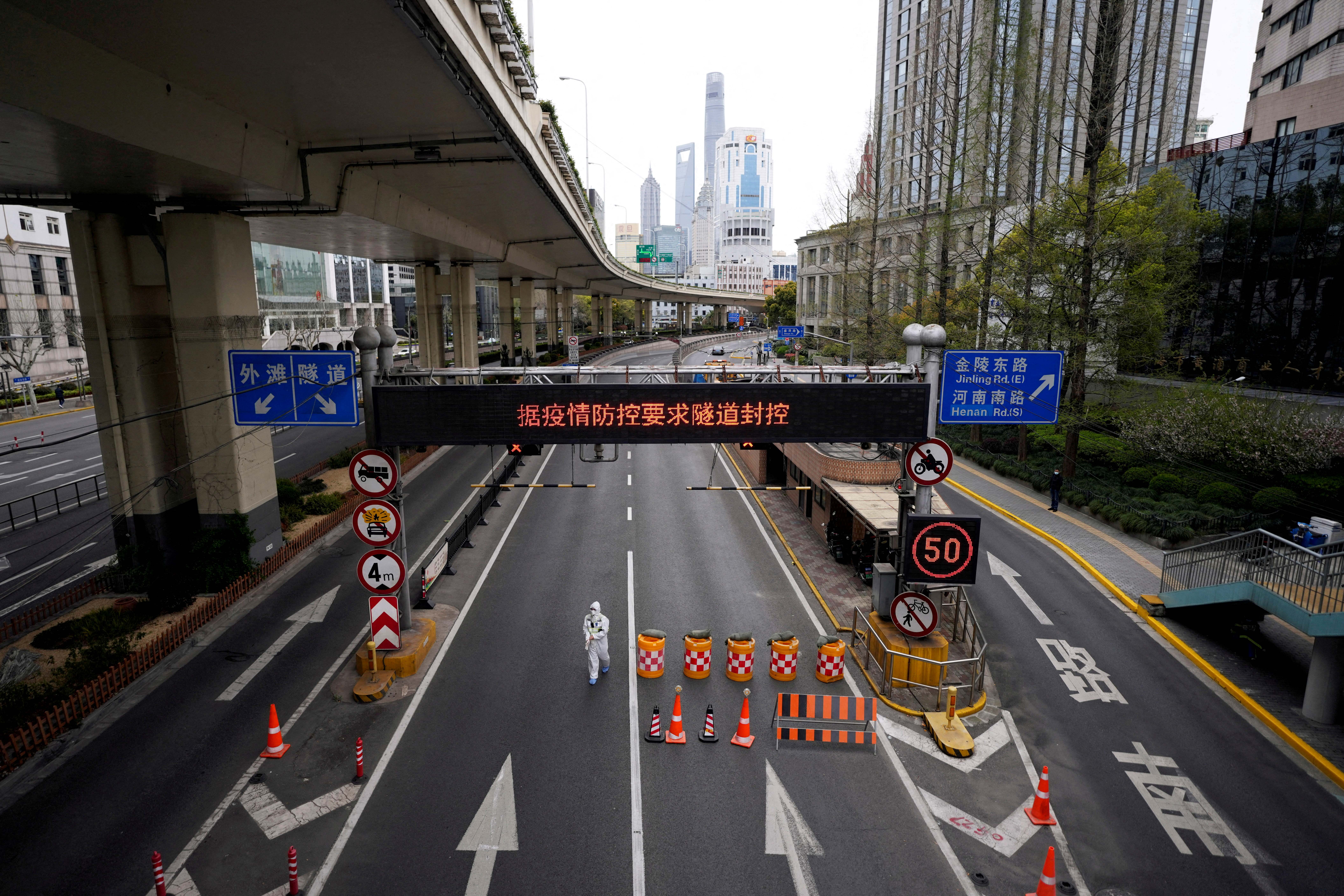 Shanghai Residents Clash With Police Over Neighborhood Quarantine Centers Under Construction - Vimarsana News