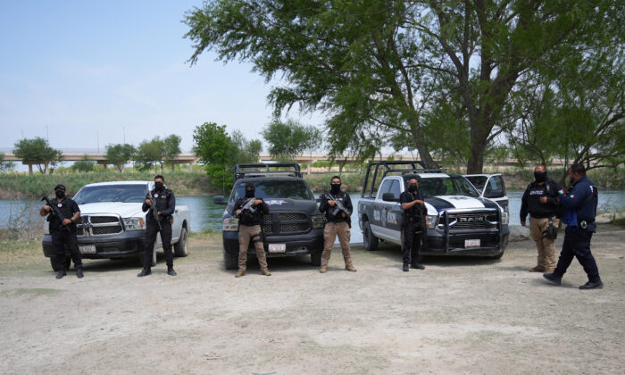 State and local Mexican police prepare to take photos for social media to show the area is safe for tourists during Easter, by the Rio Grande border with Texas, in Acuna, Mexico, on April 15, 2022. (Charlotte Cuthbertson/The Epoch Times)