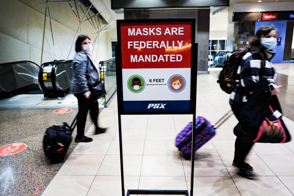 People walk through Sky Harbor International Airport in Phoenix, Ariz., on Dec. 18, 2021. (Spencer Platt/Getty Images)