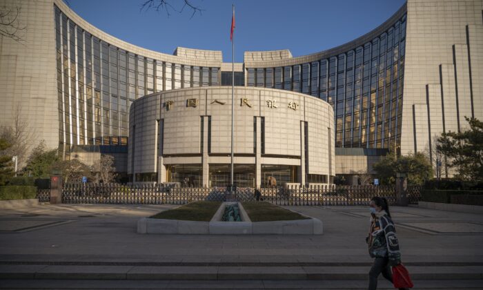 2021 年 12 月 13 日在中国北京拍摄的中央银行中国人民银行 (PBOC) 总部。（Andrea Verdelli/Bloomberg via Getty Images）